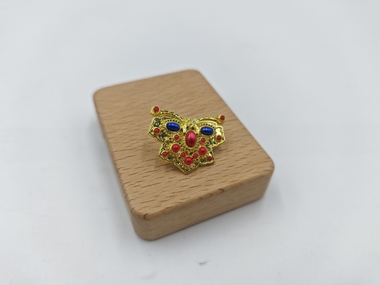 Αγορά Stylish and Durable Lapel Pin with Brilliant Golden Butterfly and Eye-Catching Gemstone ηλεκτρονική κατασκευή